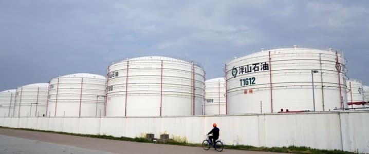 Благодаря высокой пропускной способности нефтеперерабатывающих заводов Китай, вероятно, извлек сырую нефть из своих коммерческих и стратегических запасов в ноябре, согласно оценкам обозревателя Reuters Клайда Рассела.