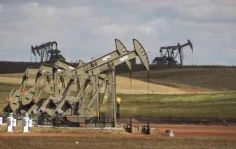 Цены на нефть падают по мере роста запасов нефти