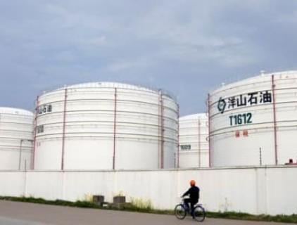 Благодаря высокой пропускной способности нефтеперерабатывающих заводов Китай, вероятно, извлек сырую нефть из своих коммерческих и стратегических запасов в ноябре, согласно оценкам обозревателя Reuters Клайда Рассела.